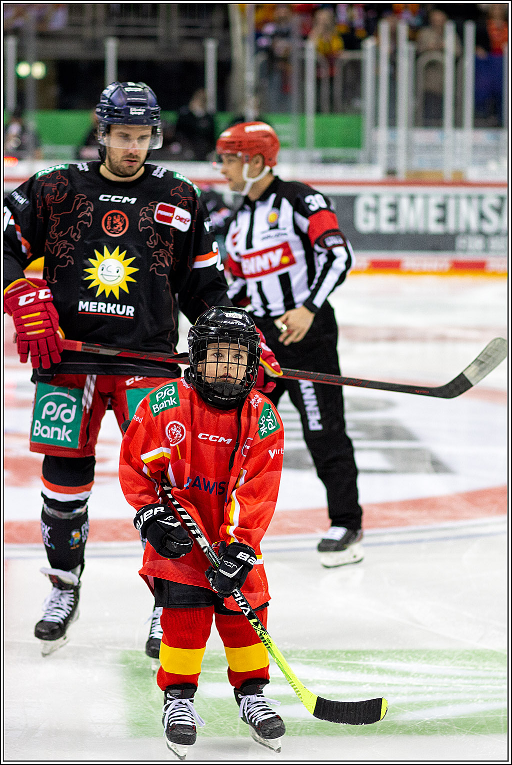 PENNY DEL Viertelfinale 4. Spiel; Duesseldorfer EG - Red Bull Muenchen; Duesseldorf, 16.04.2022